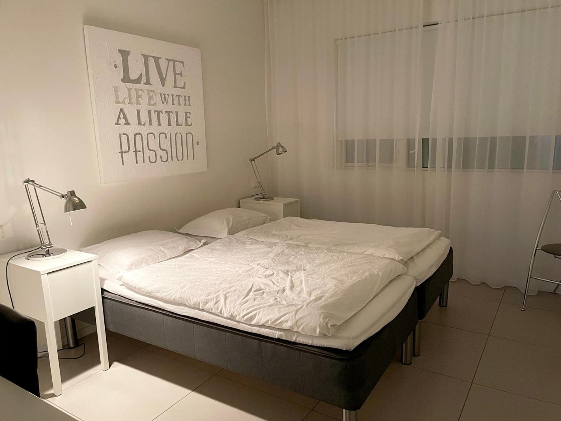 Halllandsnes Apartments อาคูเรย์รี ภายนอก รูปภาพ